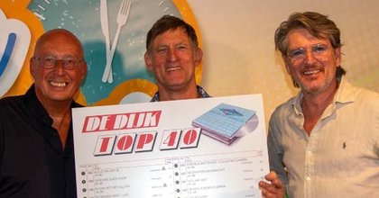 De Dijk ontvangt De Dijk Top 40 Award tijdens MAX-programma Lunch Lekker met Daniel Dekker